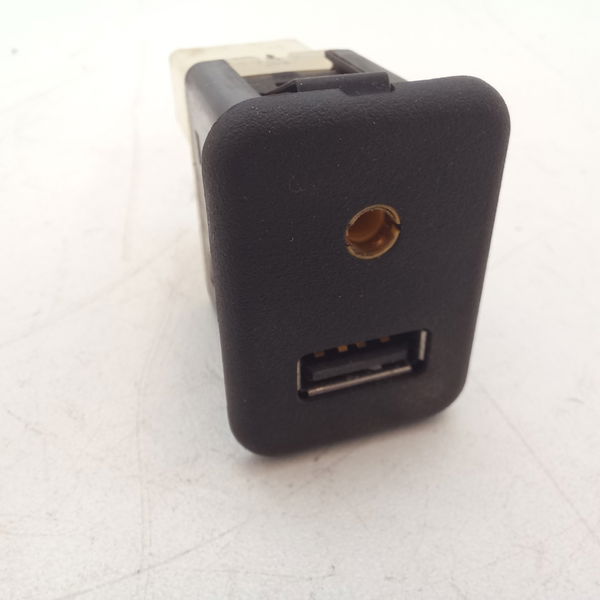 Entrada Usb Chevrolet Onix 1.4 Ltz 2016