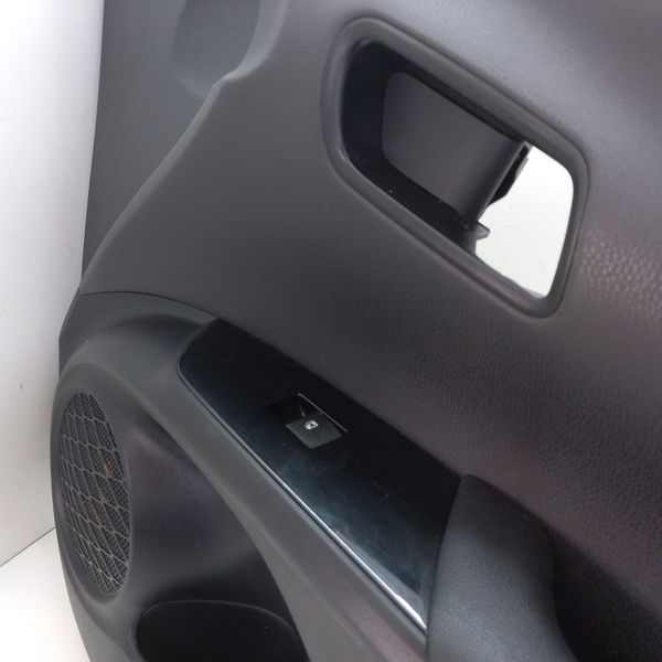Forro De Porta Dianteira Direita Toyota Prius 2018