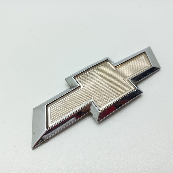 Emblema Traseiro C/detalhe Chevrolet Onix 1.4 Ltz 2013