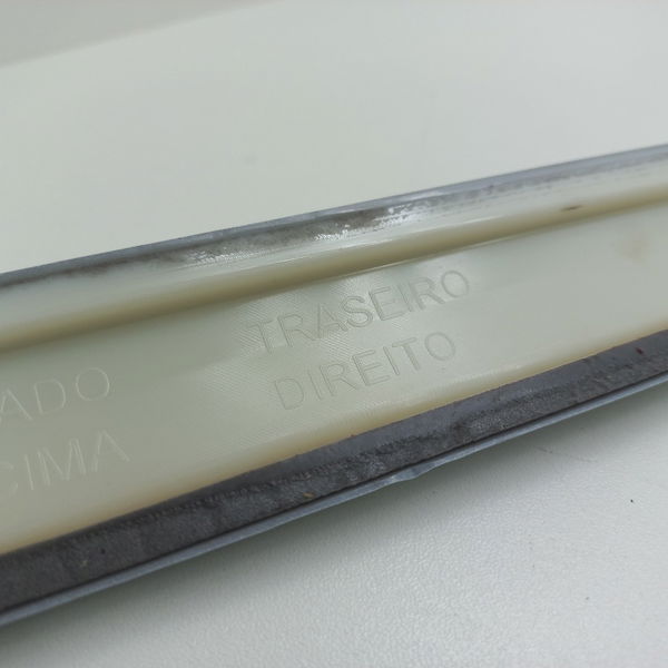 Moldura Porta Lateral Esquerda Chevrolet Tracker 12t 2021