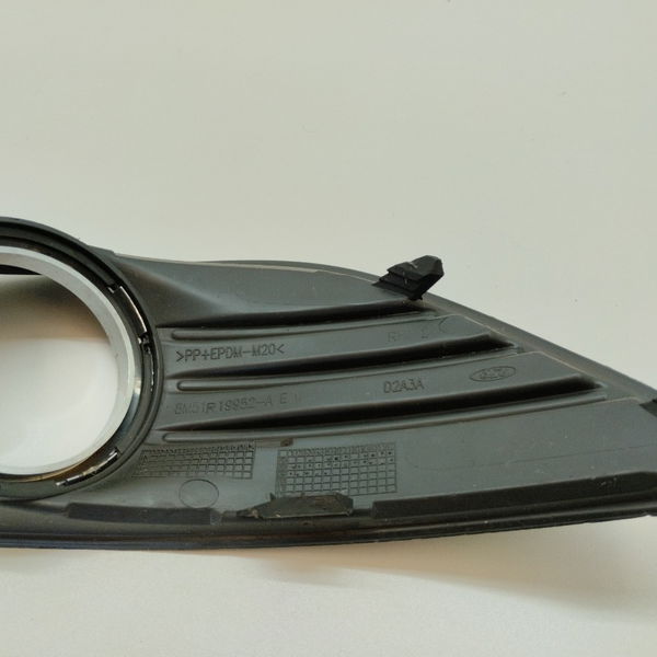 Moldura Milha C/detalhe Lado Esquerdo Ford Focus 2009/2013