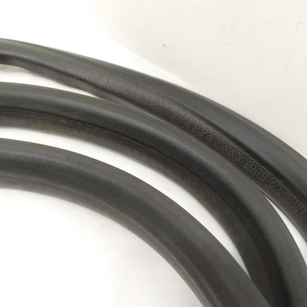 Borracha Porta Traseira Direita Vw Amarok 2011 Detalhe