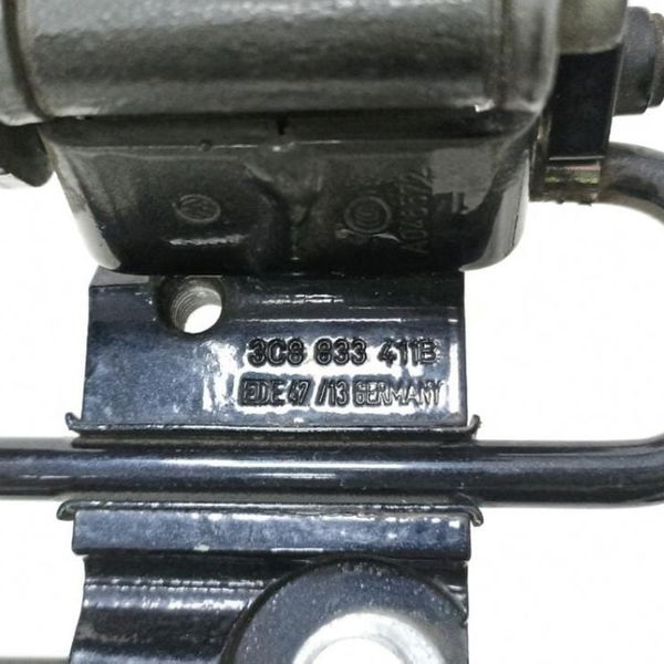 Dobradiça Inferior Traseira Esquerda Passat Cc V6 2014 