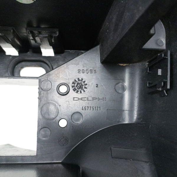 Suporte Caixa Fusível Fiat Idea Adventure 2014-15 Detalhe