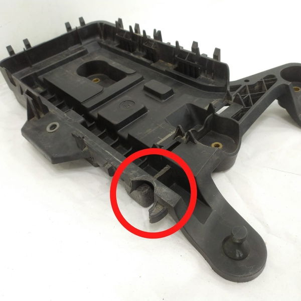 Suporte Caixa Bateria Vw Tiguan 2010 Detalhe