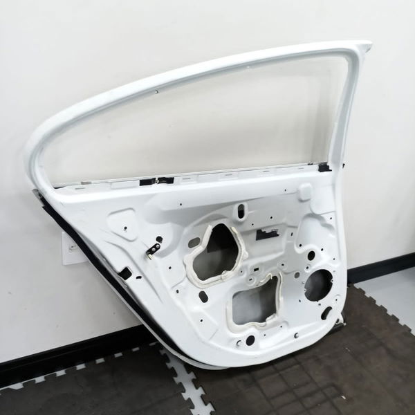 Porta Lata Traseira Esquerda Fluence 2014.15  Detalhe