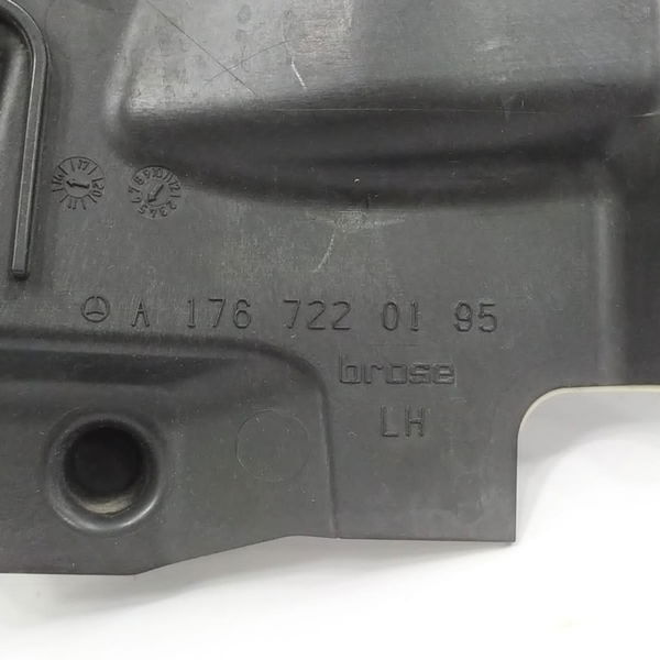 Guarda Pó Porta Dianteira Esquerda Mercedes A200 2014