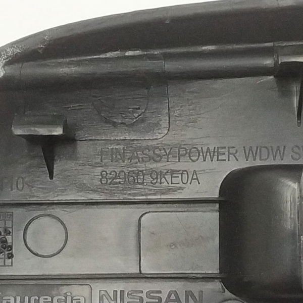 Moldura Botão Vidro Traseiro Direito Nissan Versa 2019