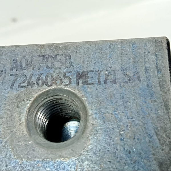 Suporte Dobradiça Superior Dianteira Esquerda Bmw 320i 2014