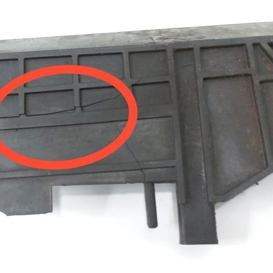 Suporte Lateral Direito Radiador Bmw 320i 2015 Detalhe