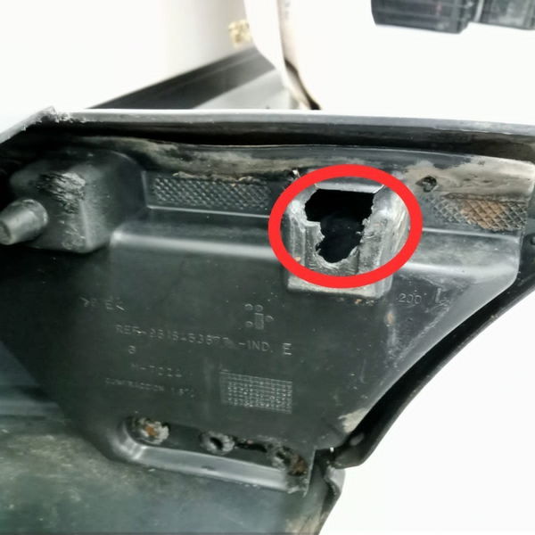 Para-choque Traseiro Peugeot Partner 2003 Detalhe