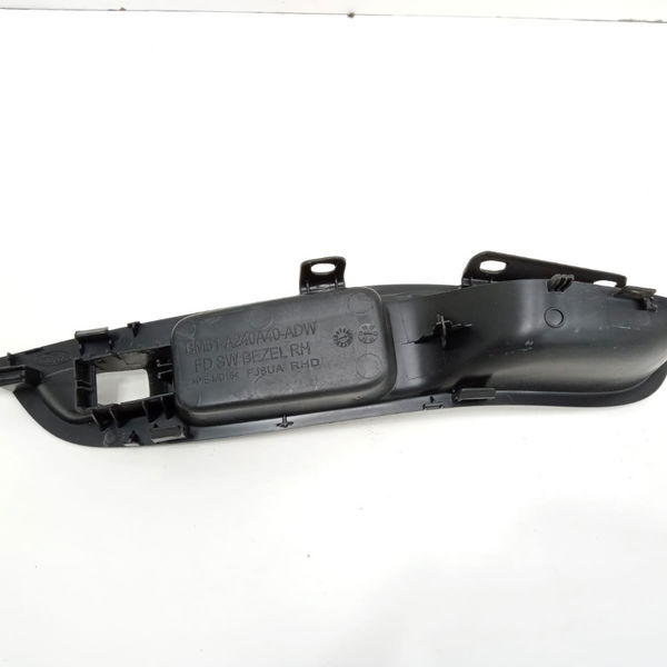 Moldura Comando Vidro Porta Diant Direita Ford Focus 2016
