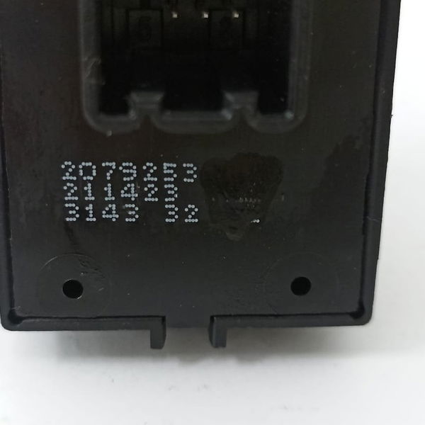 Botão Vidro Elétrico Porta Traseira Esquerda Gm Tracker 2016