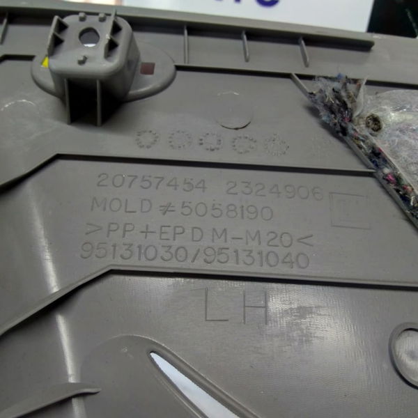 Acabamento Superior Porta Mala Esquerda Gm Tracker Ltz 2018