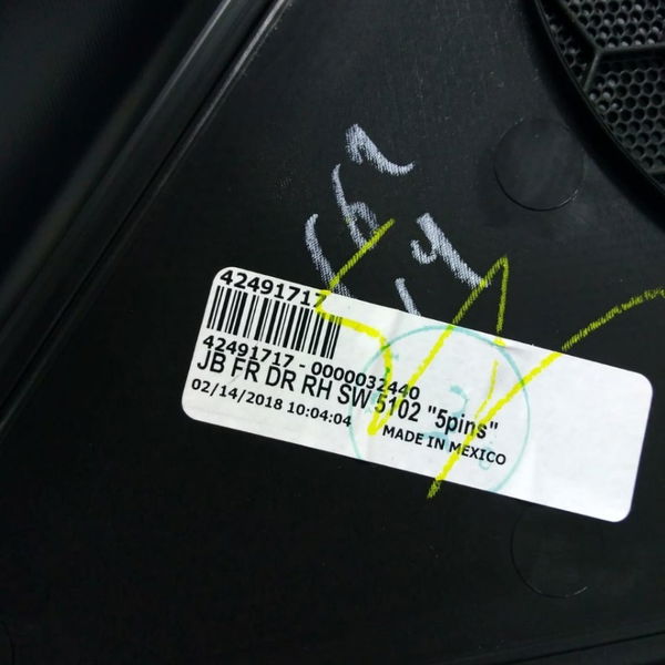 Forro De Porta Dianteiro Direito Gm Tracker Ltz Turbo 2018