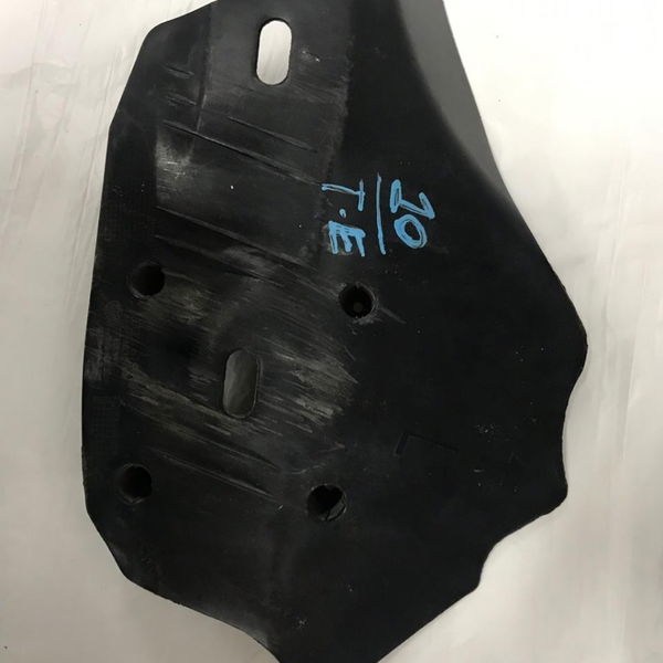 Protetor Bandeja Traseira Esquerda Bmw 320i 2015 Detalhe