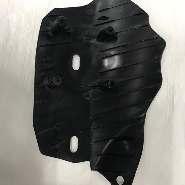 Protetor Bandeja Traseira Esquerda Bmw 320i 2015 Detalhe