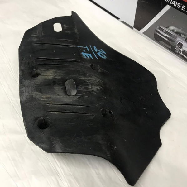Protetor Bandeja Traseira Esquerda Bmw 320i 2015 Detalhe