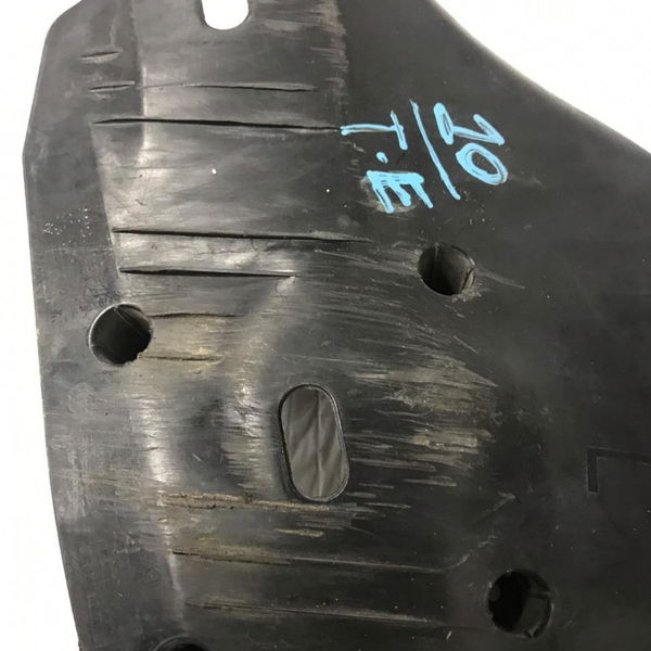 Protetor Bandeja Traseira Esquerda Bmw 320i 2015 Detalhe