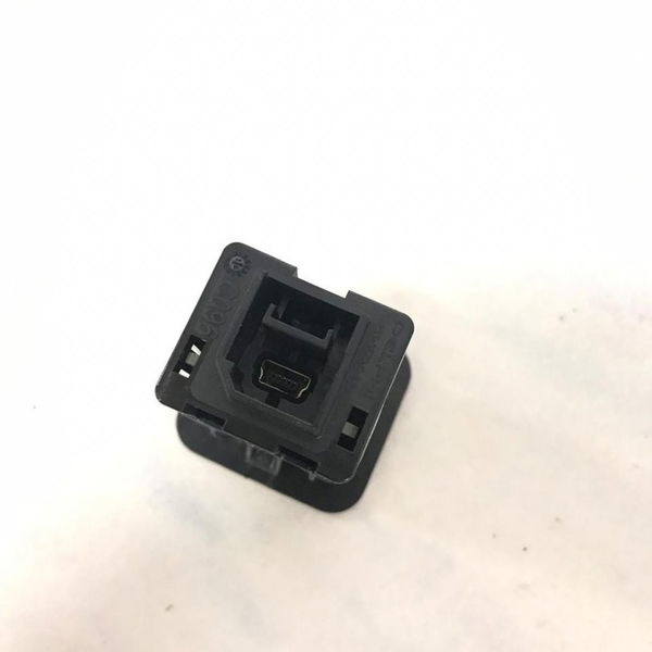 Botão Entrada Usb Trás Console Fiat Toro Diesel 2016 2017