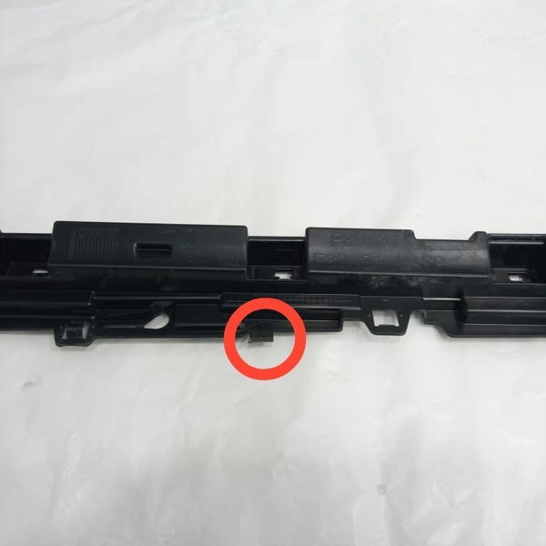 Suporte Guia Spoiler Direito R2 Bmw 320 2015 Detalhe 1585771