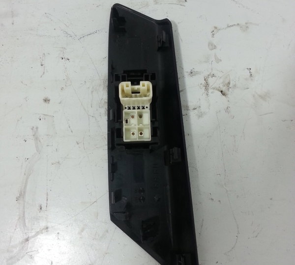 Comando Vidro Elétrico Traseiro Direito Toyota Rav4 13 A 15