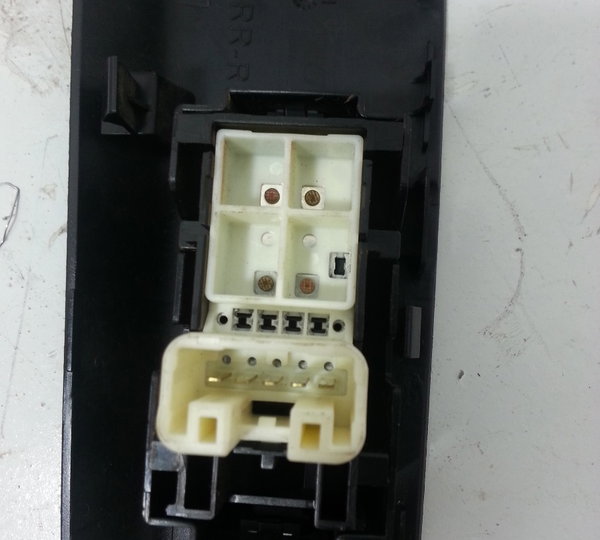 Comando Vidro Elétrico Traseiro Direito Toyota Rav4 13 A 15