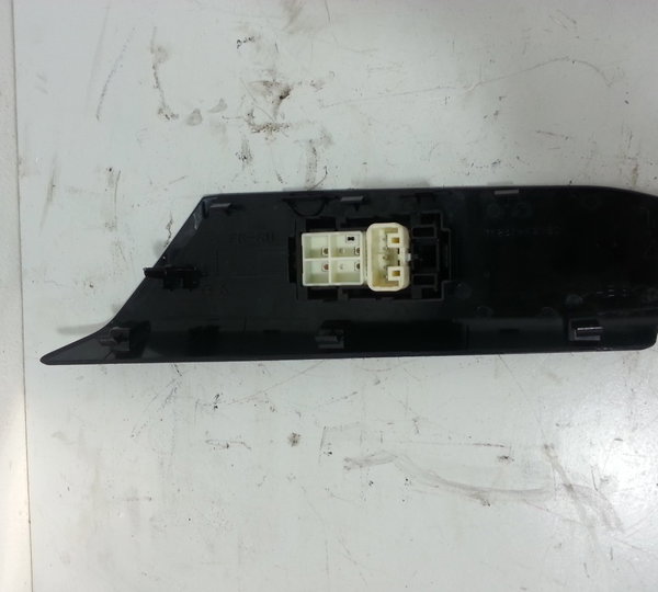 Comando Vidro Eletrico Dianteiro Direito Toyota Rav4 13 A 15