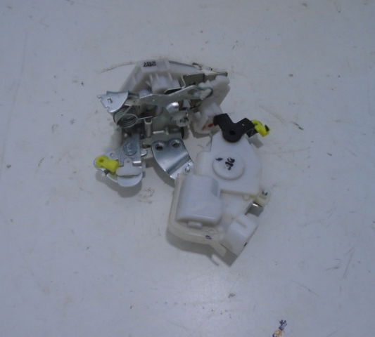 Fechadura Porta Traseira Esquerda Toyota Etios 2013-usado