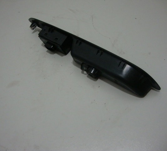 Comando Vidro Eletrico Traseiro Direito  Tracker 2015-usado