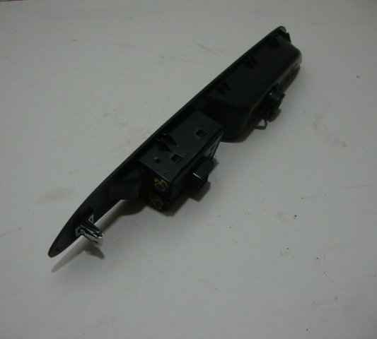 Comando Vidro Eletrico Traseiro Direito  Tracker 2015-usado