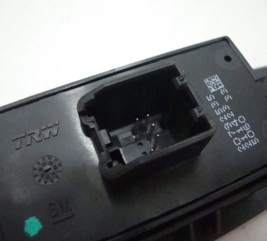 Comando Vidro Eletrico Traseiro Direito  Tracker 2015-usado