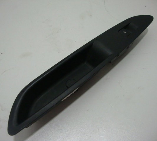 Comando Vidro Eletrico Traseiro Direito  Tracker 2015-usado