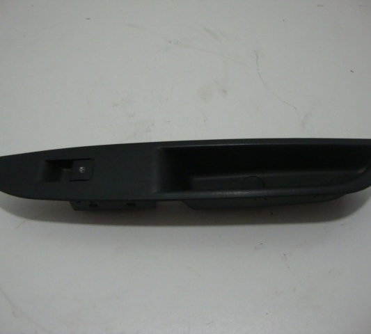 Comando Vidro Eletrico Traseiro Direito  Tracker 2015-usado