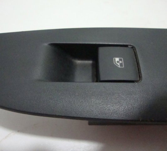 Comando Vidro Eletrico Traseiro Direito  Tracker 2015-usado