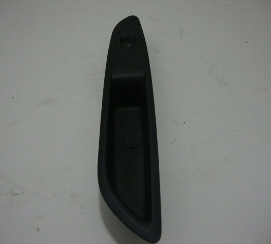 Comando Vidro Eletrico Traseiro Direito  Tracker 2015-usado