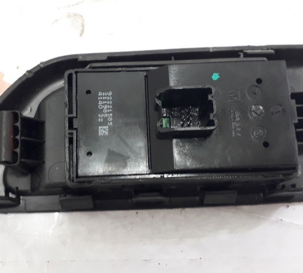 Botão Vidro Elétrico Dianteiro Direito Gm Onix-usado