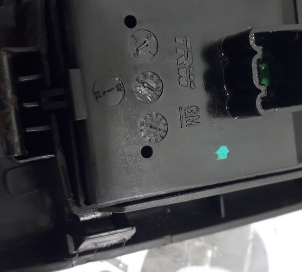 Botão Vidro Elétrico Dianteiro Direito Gm Onix-usado