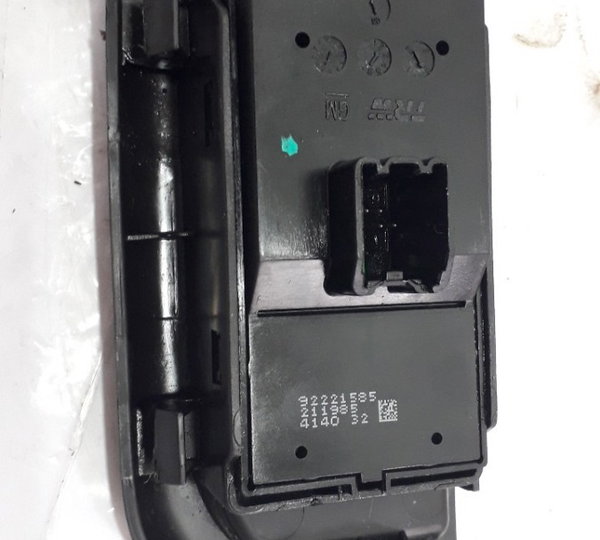 Botão Vidro Elétrico Dianteiro Direito Gm Onix-usado