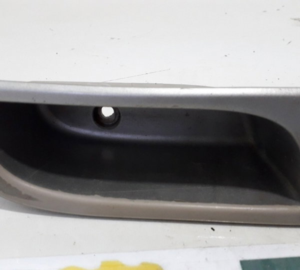 Moldura Botão Vidro Traseiro Esquerdo Mmc Triton 3.2 2010