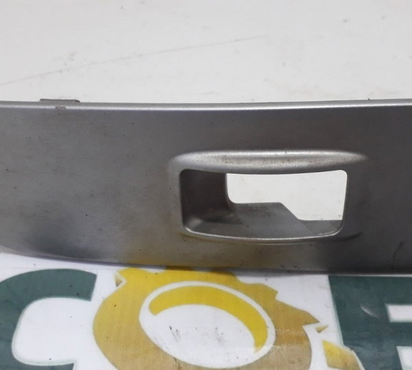 Moldura Botão Vidro Traseiro Esquerdo Mmc Triton 3.2 2010