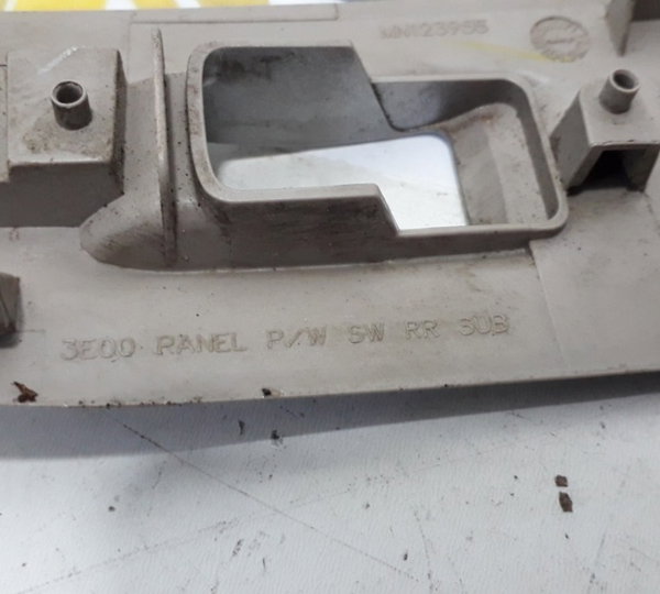 Moldura Botão Vidro Traseiro Esquerdo Mmc Triton 3.2 2010