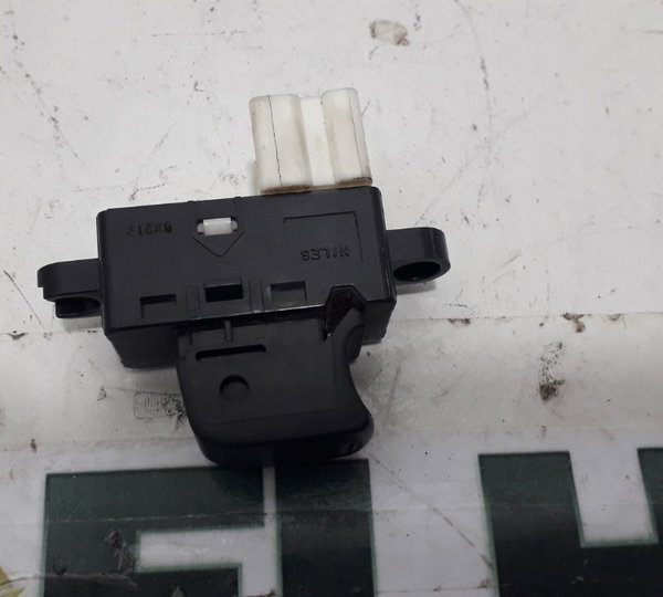 Botão Do Vidro Eletrico Traseiro Esquerdo Nissan Livina 2010