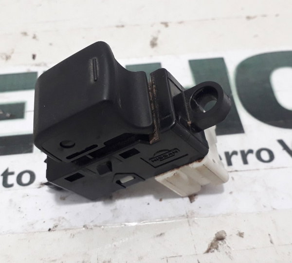 Botão Do Vidro Eletrico Traseiro Esquerdo Nissan Livina 2010