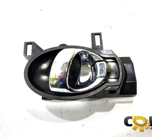 Maçaneta Puxador Interno Porta Esq Nissan March 2013 (7) Preto Dianteira