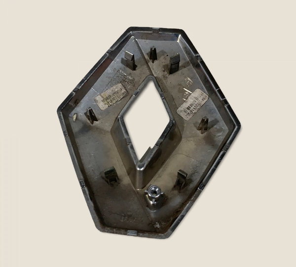 Emblema Grade Dianteira Clio 1.0 16v 14/15 (3192) Prateado