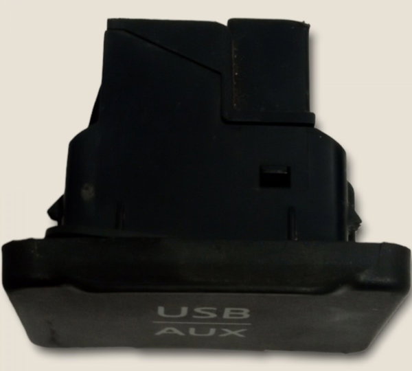 Entrada Usb Auxiliar Nissan March Sv 2013/13 (g)