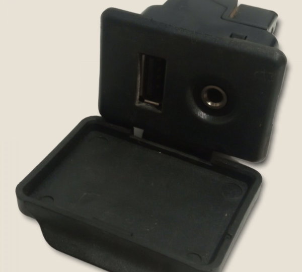 Entrada Usb Auxiliar Nissan March Sv 2013/13 (g)