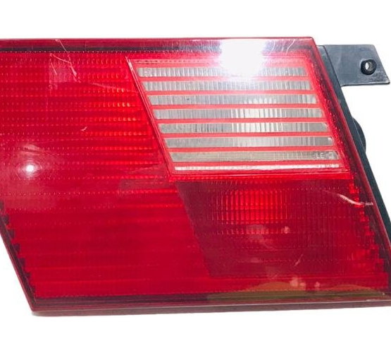 Lanterna Tampa Traseira Equerda Vw Santana 1998/2006