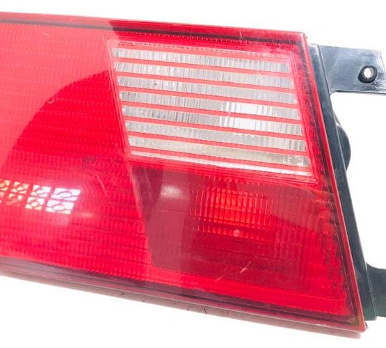 Lanterna Tampa Traseira Equerda Vw Santana 1998/2006